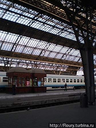 Перрон железнодорожного вокзала Львов, Украина
