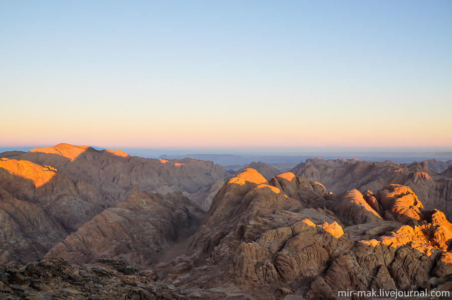 Пейзаж больше напоминает поверхность какого-нибудь Марса. гора Синай (2285м), Египет