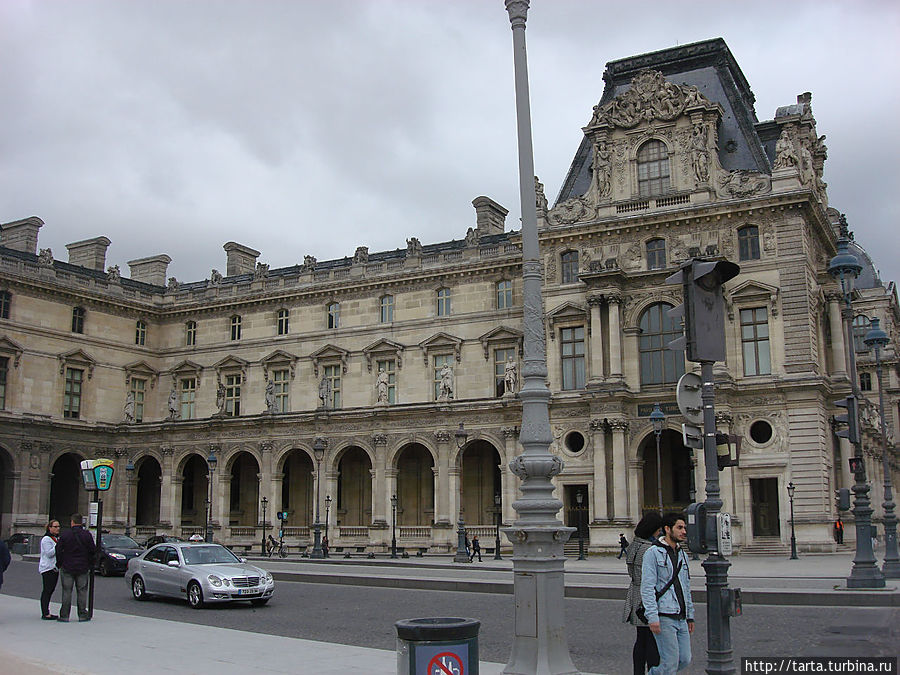 Во двор Лувра с улицы Риволи Во двор Лувра с улицы Риволи