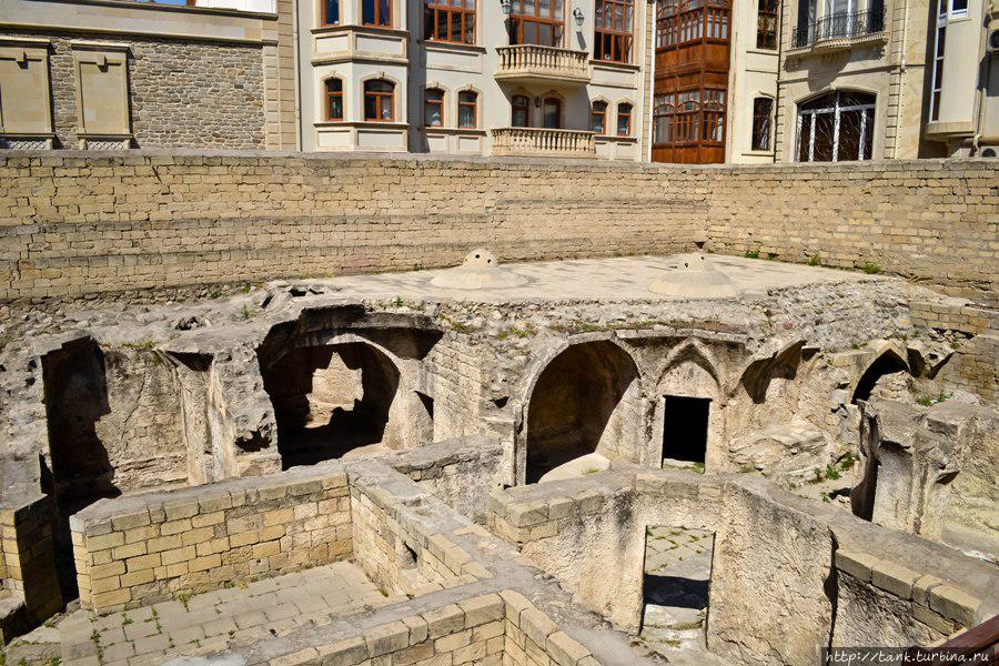 На самом нижнем ярусе комплекса, располагались Бани. Некоторые строения, которых можно увидеть и сегодня. Баку, Азербайджан