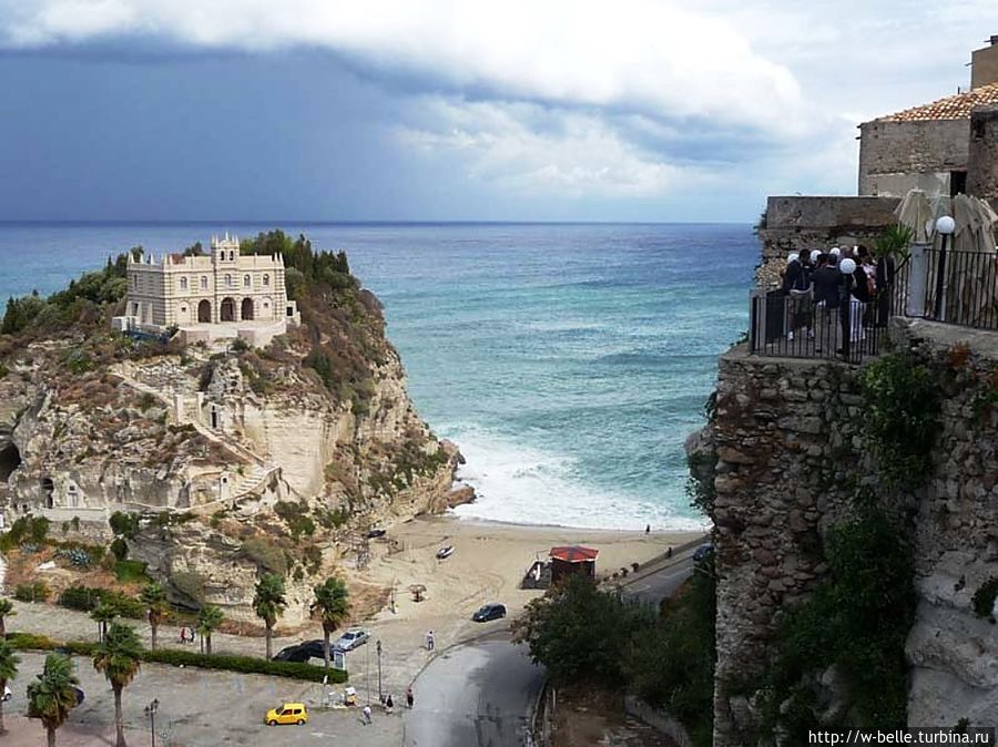 Все, как написано в путеводителе: «Ярко-синее море, которое далеко-далеко на горизонте сливается с таким же синим небом, внизу – широкая белоснежная полоса пляжа Rotonda, живописная скала San Leonardo и крохотный остров Isola Bella с церковью Santa Maria dell’Isola, ставшие символом Тропеи» Все, как написано в путеводителе: «Ярко-синее море, которое далеко-далеко на горизонте сливается с таким же синим небом, внизу – широкая белоснежная полоса пляжа Rotonda, живописная скала San Leonardo и крохотный остров Isola Bella с церковью Santa Maria dell’Isola, ставшие символом Тропеи»