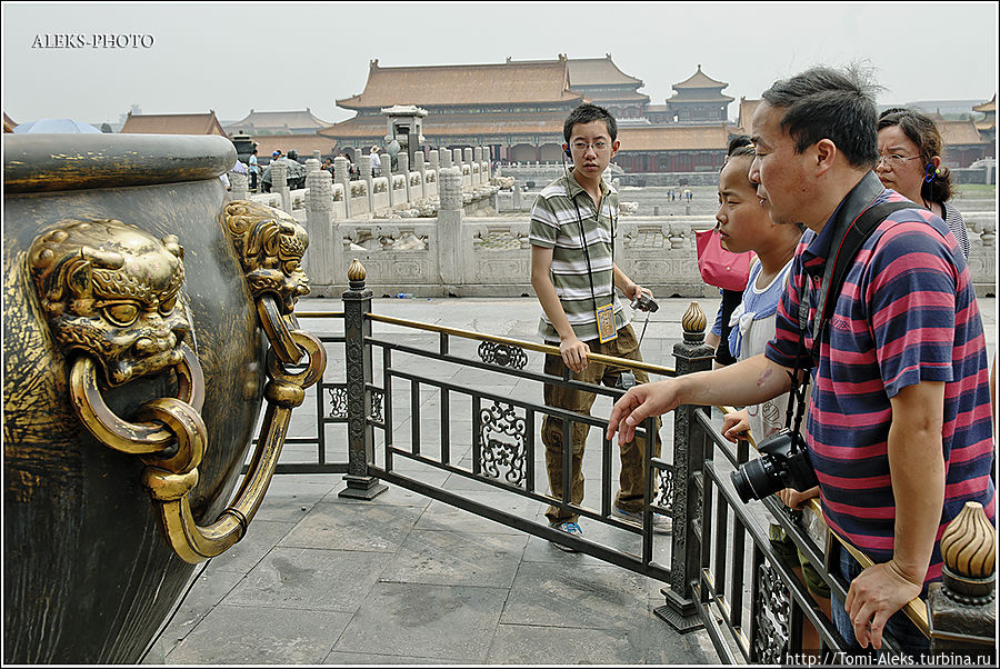 Интересно, что в Пекине огромное количество туристов китайцев, которые приехали сюда из провинций. Им все интересно. Они шумные и эмоциональные. Честно говоря, я как-то полюбил даже китайцев, пока мы жили в столице... Пекин, Китай