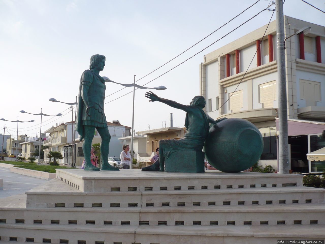 Памятник Диогену и Александру Македонскому Коринф, Греция
