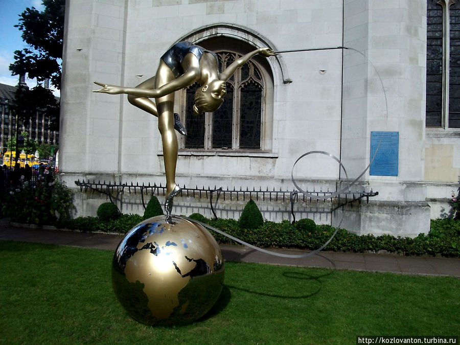 А эта скульптура перед церковью Св.Маргариты Вестминтерского аббатства появилась незадолго до открытия в Лондоне Олимпийских игр. Лондон, Великобритания