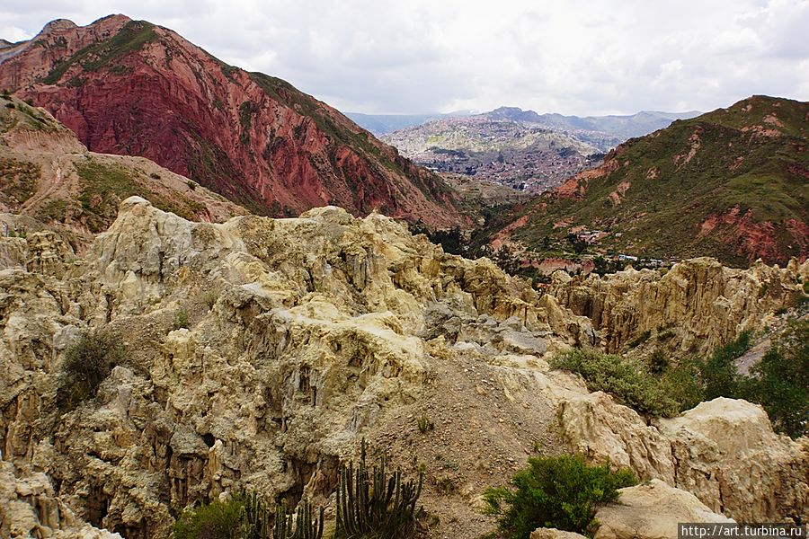 Место называемое Лунная долина находится примерно километрах в 10 от города. Ла-Пас, Боливия