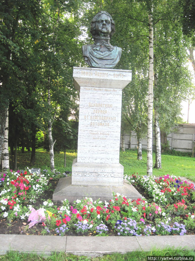 Сразу после моста через старый Петровский канал в направлении центра установлен обновленный памятник  полководцу Суворову.