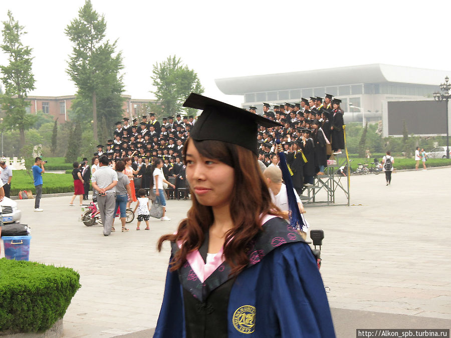 Выпускной на кампусе Хэнаньского художественного института Кайфэн, Китай