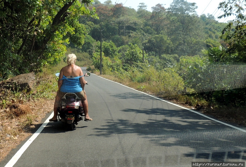 Мотобайк в ренту — любимое занятие туристов. Дороги на Гоа хорошие и практически пустые. Стоимость ренты — около 250 рупий (как сейчас и рублей) в день. Палолем, Индия