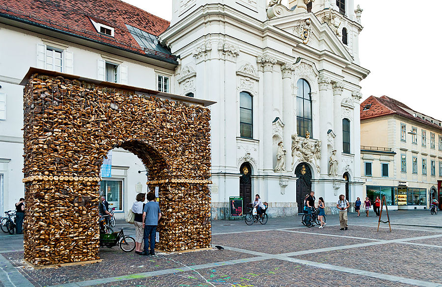 Инсталляция «Триумфальная Арка», ежедневно пополняемая зачерствевшим хлебом, призывает задуматься о количестве еды, которое постоянно выкидывается. Грац, Австрия