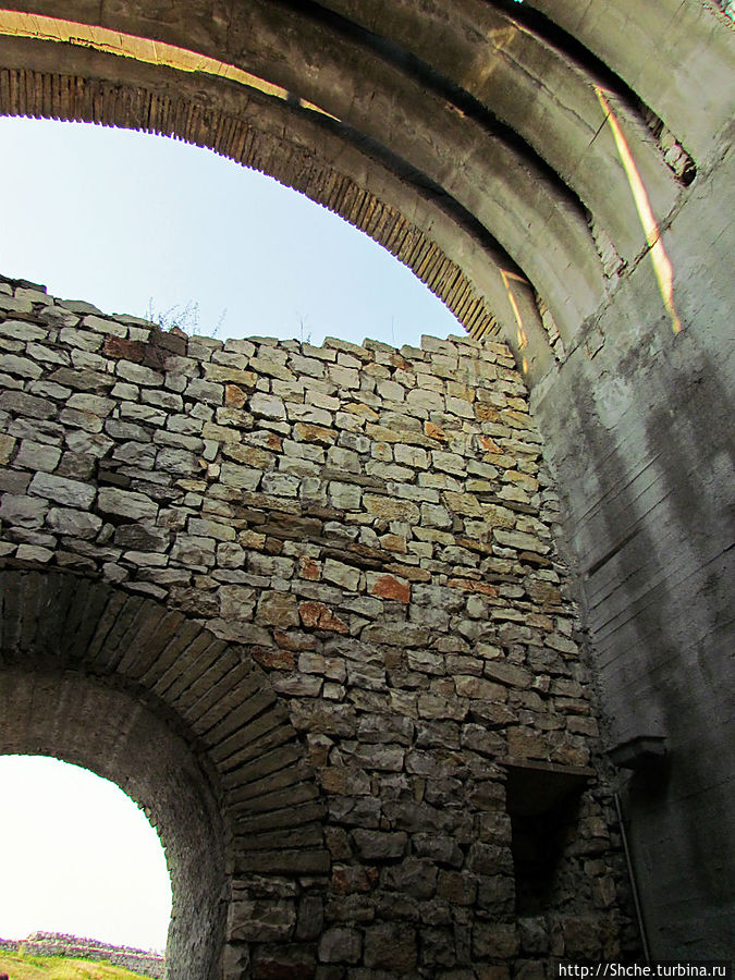 реставрируется центральный вход явно не по старинной методике, просто сделали бетонные арки... надеюсь у них в планах есть это как-то прикрыть Ловеч, Болгария