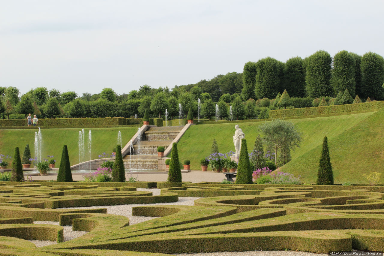 В период правления Кристиана VII каскад был демонтирован, поскольку  сад и парк пришли в запустение и сильно заросли — накладно для короны было в то время обеспечить им должный уход. Хиллерёд, Дания