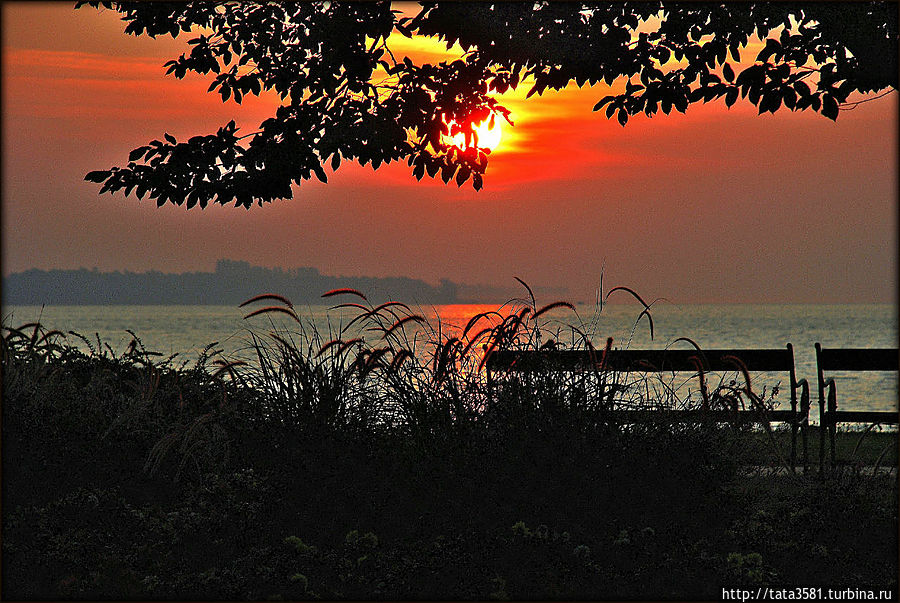 И прогуляться по набережной в лучах восходящего солнца И прогуляться по набережной в лучах восходящего солнца