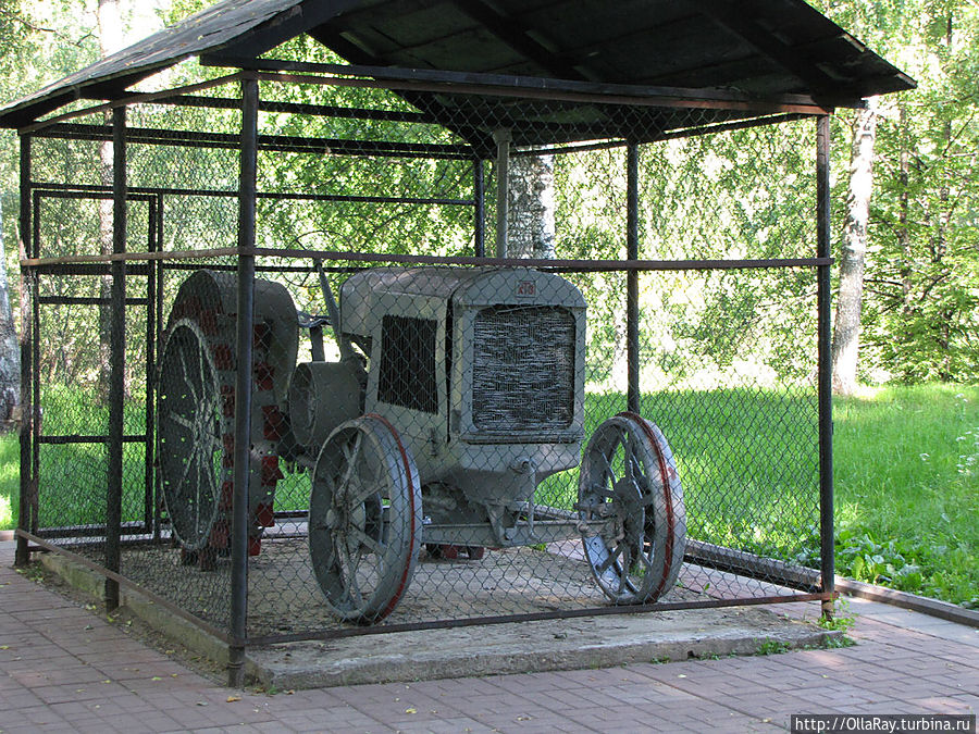 Старый трактор ХТЗ в Кремле Углич, Россия