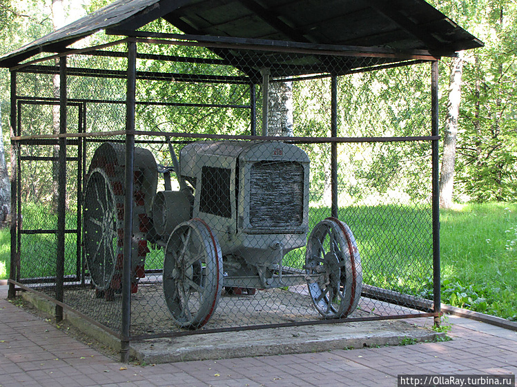 Старый трактор ХТЗ в Крем