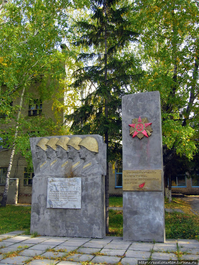 Памятник братьям Томиловым в Центральном микрорайоне. Искитим, Россия
