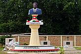 Памятник на могиле Мельхиора Ндадайе (Melchior Ndadaye), первого демократически избранного президента Бурунди, погибшего во время попытки государственного переворота. Про этот бюст тоже говорят, что сделан китайцами, и что не полностью похож на оригинал. Но мне этот памятник понравился, ибо он весьма в афростиле.