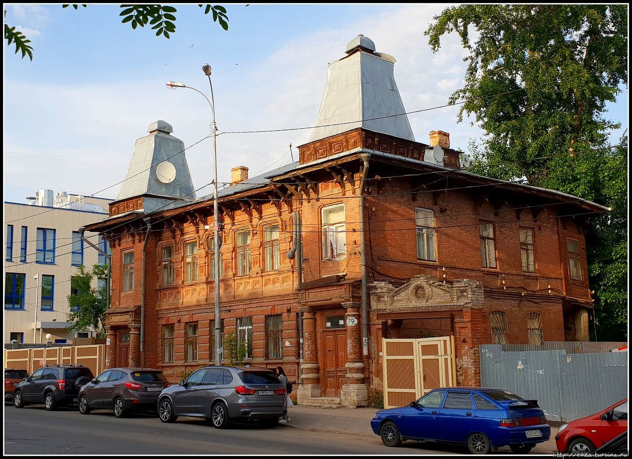 Кирпичный дом 1890-1900 гг. постройки. В настоящее время многоквартирный жилой дом, Ленинская, 79 Самара, Россия