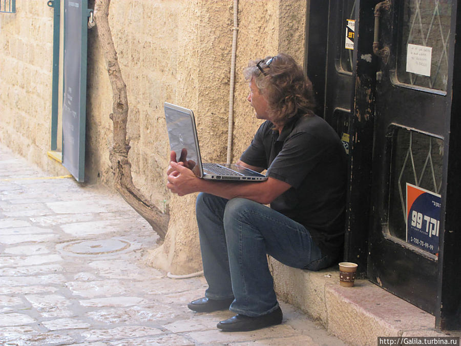 Русский турист , по скайпу показывает и рассказывает о Яффа. Яффо, Израиль Русский турист , по скайпу показывает и рассказывает о Яффа. Яффо, Израиль