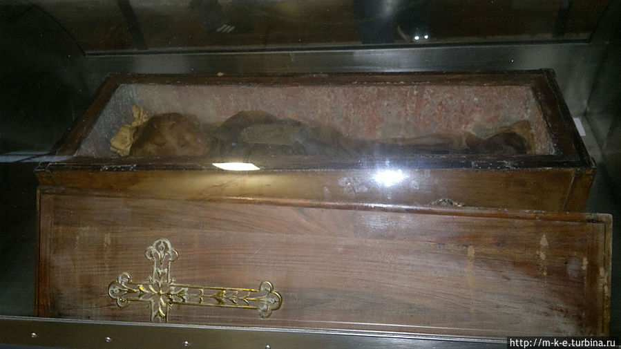 Гроб с телом двухлетней девочки Розалии Ломбардо Палермо, Италия