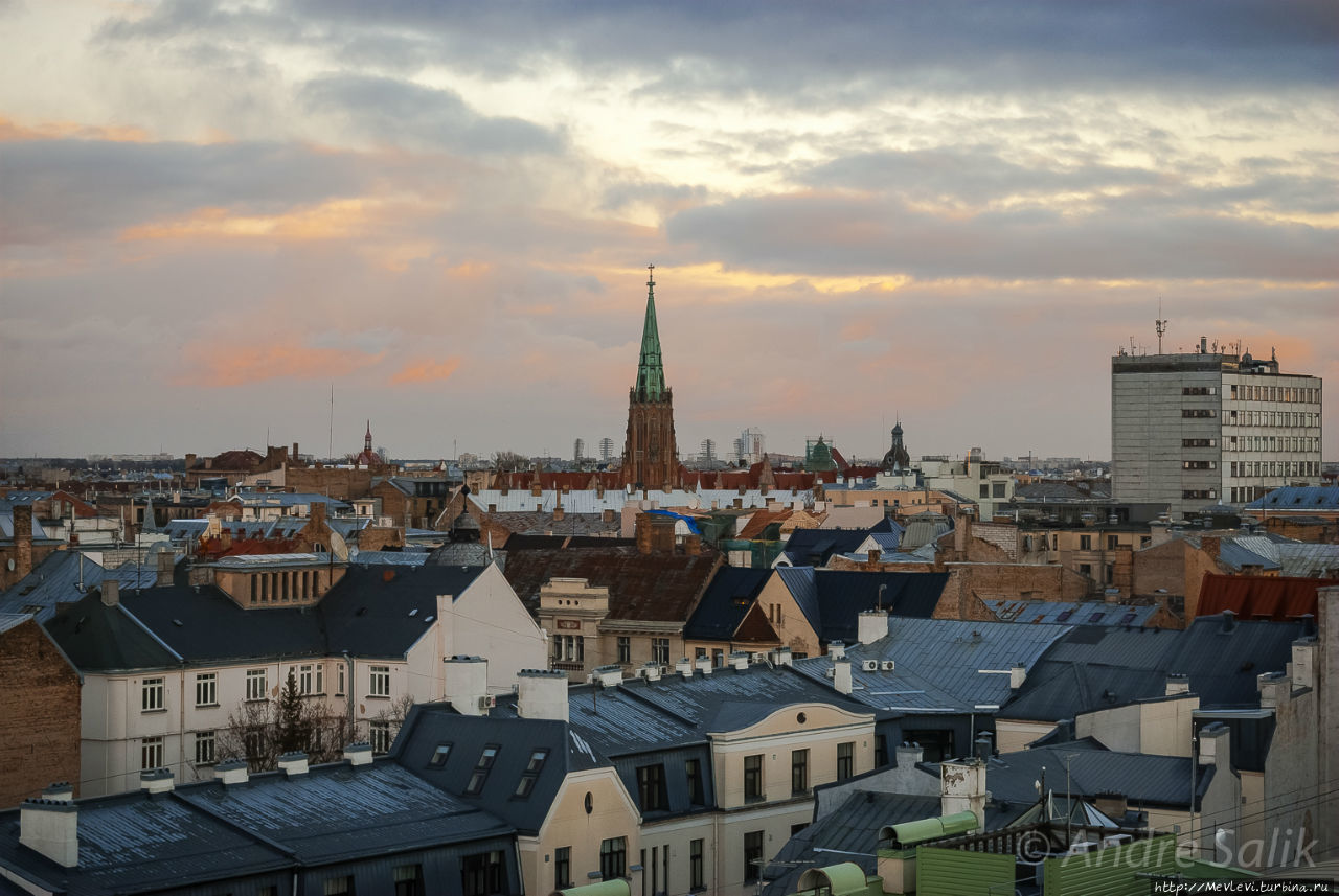 Панорама старого города на закате Рига, Латвия