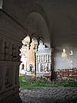 Особенно выразителен нижний пояс аркады галереи и арки ворот, обильно украшенные вислым каменьем.