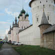 Мысленно пытаемся сравнить Кремль Ростова Великого (на фотографии, построен в 1600-х годах) и Великого Новгорода. Это абсолютно уникальные сооружения и каждый из них своеобразен.