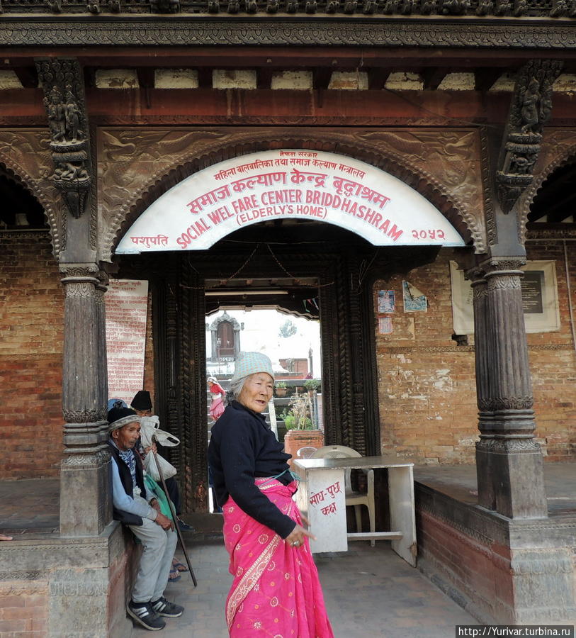 Вход в приют для престарелых Катманду, Непал