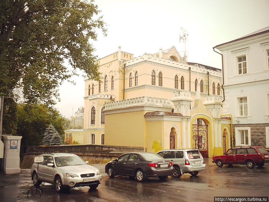 Я знала, что где-то должна находится потемкинская лестница и другие памятники, но мне было лень что-то искать либо спрашивать у людей, поэтому я просто шла Я знала, что где-то должна находится потемкинская лестница и другие памятники, но мне было лень что-то искать либо спрашивать у людей, поэтому я просто шла