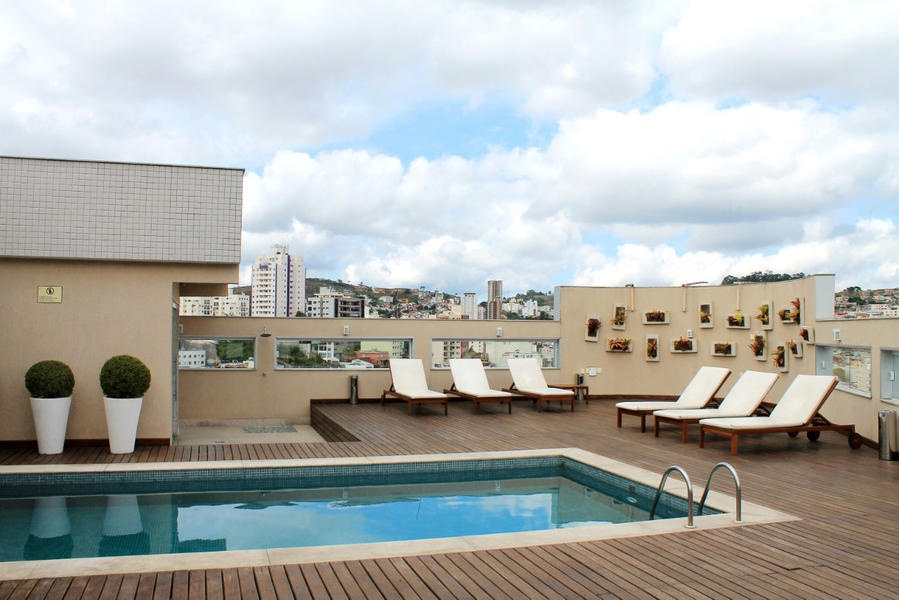 бассейн на крыше отеля Жуис-де-Фора, Бразилия
