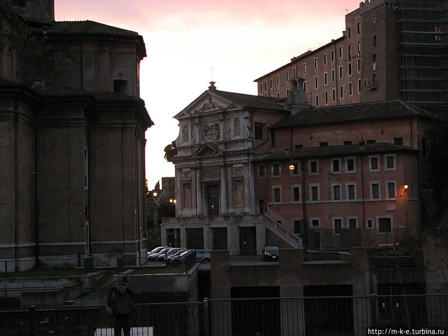 церковь Святого Иосифа, справа здание Мамертинской тюрьмы Рим, Италия