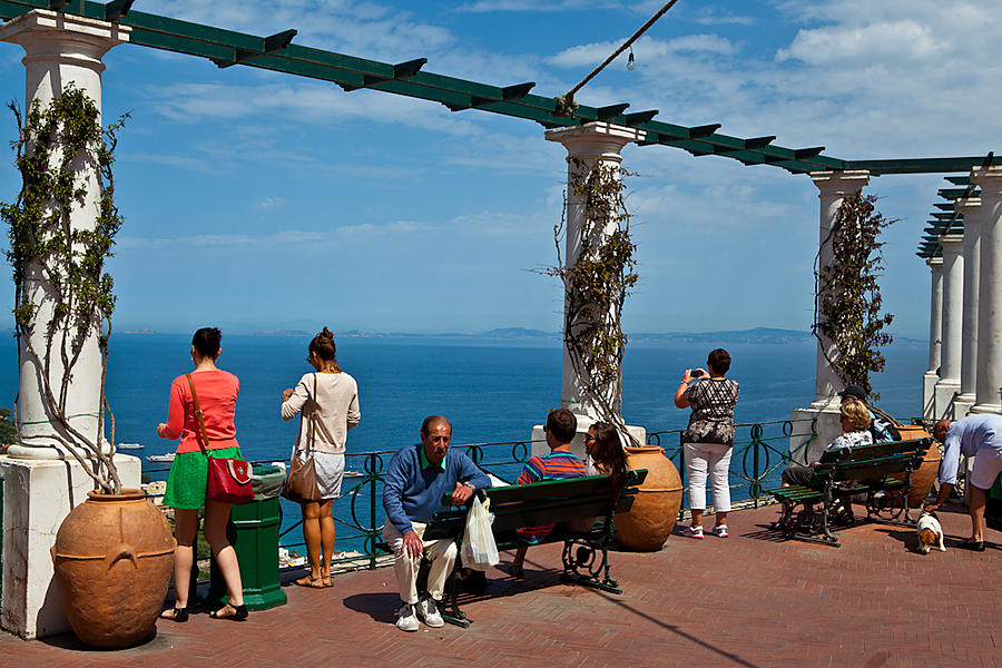 Смотровая площадка в одноименном городе Капри. Подняться сюда можно на фуникулере (дешево и быстро), на гужевом транспорте или на можном самодельном кабриолете-такси (дорого). Остров Капри, Италия