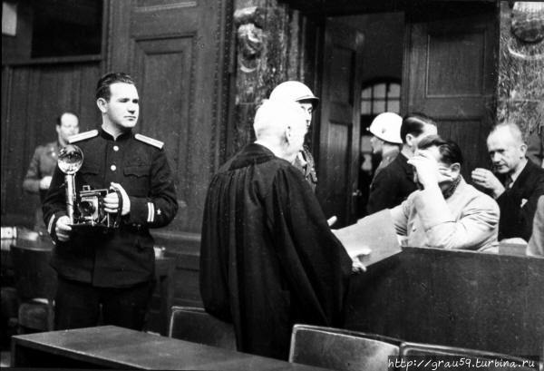 Евгений Халдей возле Германа Геринга на Нюрнбергском процессе .(Из интернета) Саратов, Россия