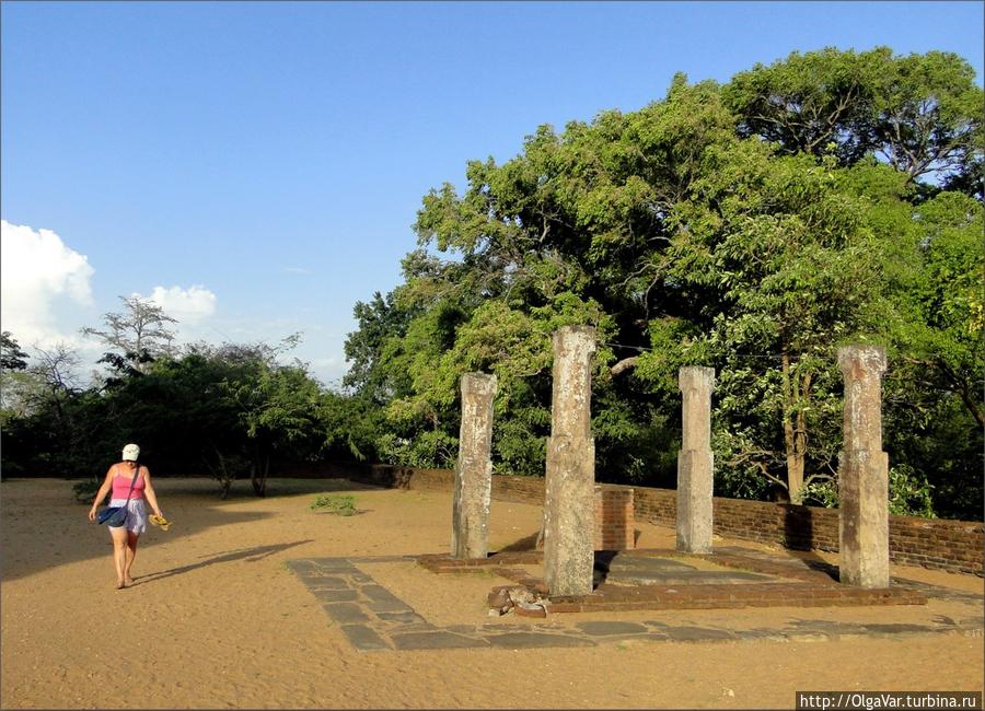 Типичная картина для Полоннарувы — одиноко стоящие колонны Полоннарува, Шри-Ланка