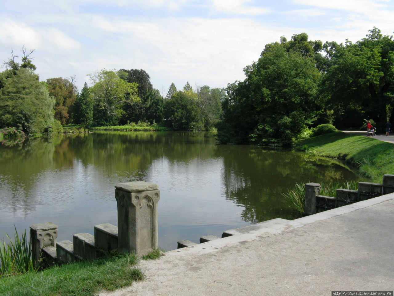 Замковый парк в Леднице — минарет и плавба Леднице, Чехия