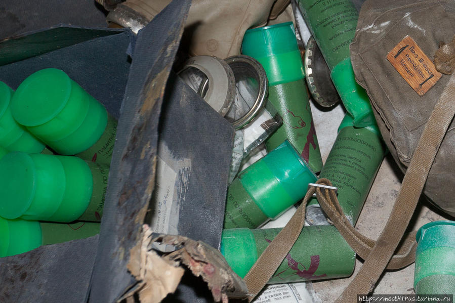 На зелёных аэрозолях стоит предупреждение Осторожно токсично. Кроноцкий Биосферный Заповедник, Россия На зелёных аэрозолях стоит предупреждение Осторожно токсично. Кроноцкий Биосферный Заповедник, Россия