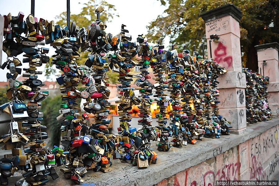 Замки и замочки на ограждении. Замки и замочки на ограждении.
