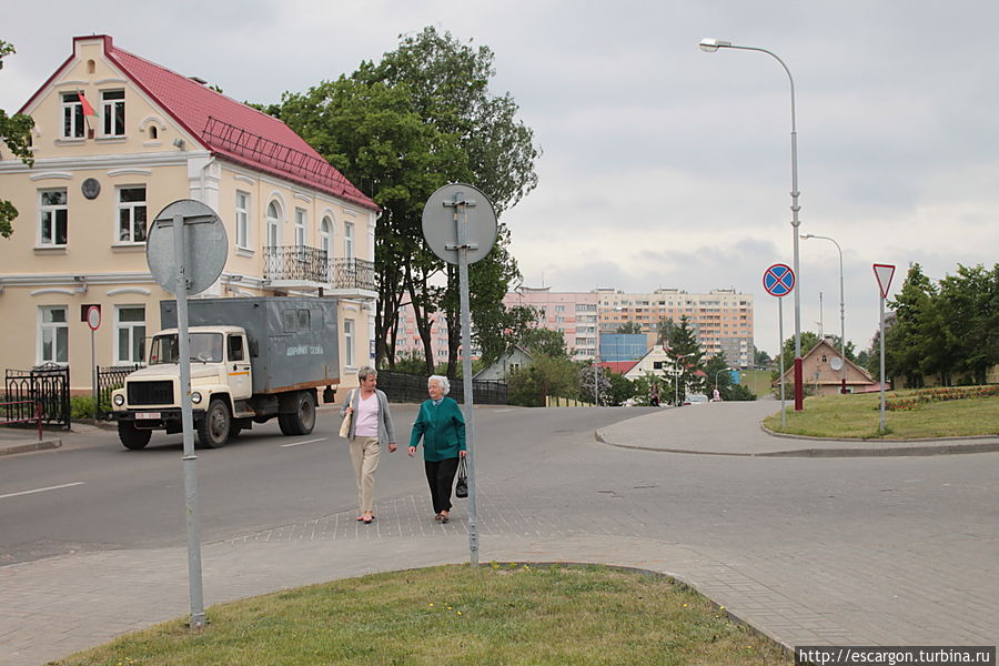 Отсюда же он послал и послов в Польское королевство, с предложением окрестить Литву в католичество, если его сделают королем польским.

Сюда же через год были присланы и польские послы с выражением согласия и предложением руки польской королевы Ядвиги. 

Другие же говорят, что сюда и корону привезли, с которой Ягайло и отправился на коронование в Краков.

Кстати, здесь же, в Волковыске, уже после Люблинской унии более 4 раз проводились сеймы ВКЛ, на которых вырабатывалась политическая позиция, с которой литвинские делегаты будут выступать на общем сейме Речи Посполитой. Волковыск, Беларусь