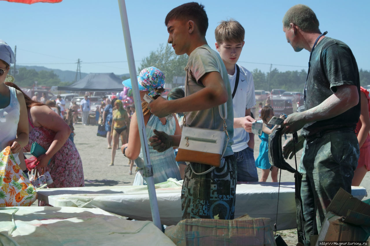 Вот они — герои дня! Продавцы красок. Южно-Сахалинск, Россия Вот они — герои дня! Продавцы красок. Южно-Сахалинск, Россия