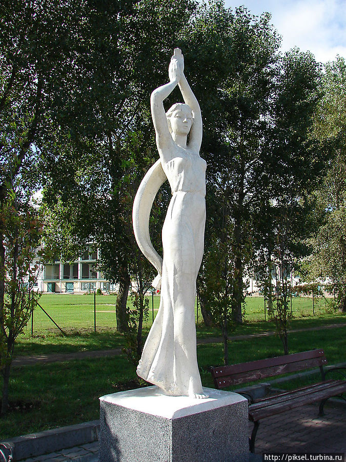 Как мне кажется  —  это скульптуры-аллегории Киев, Украина