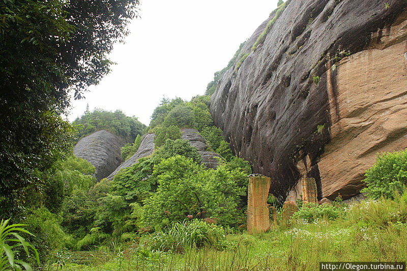 Вдоль утёсов, по полям чайным Уишань, Китай Вдоль утёсов, по полям чайным Уишань, Китай
