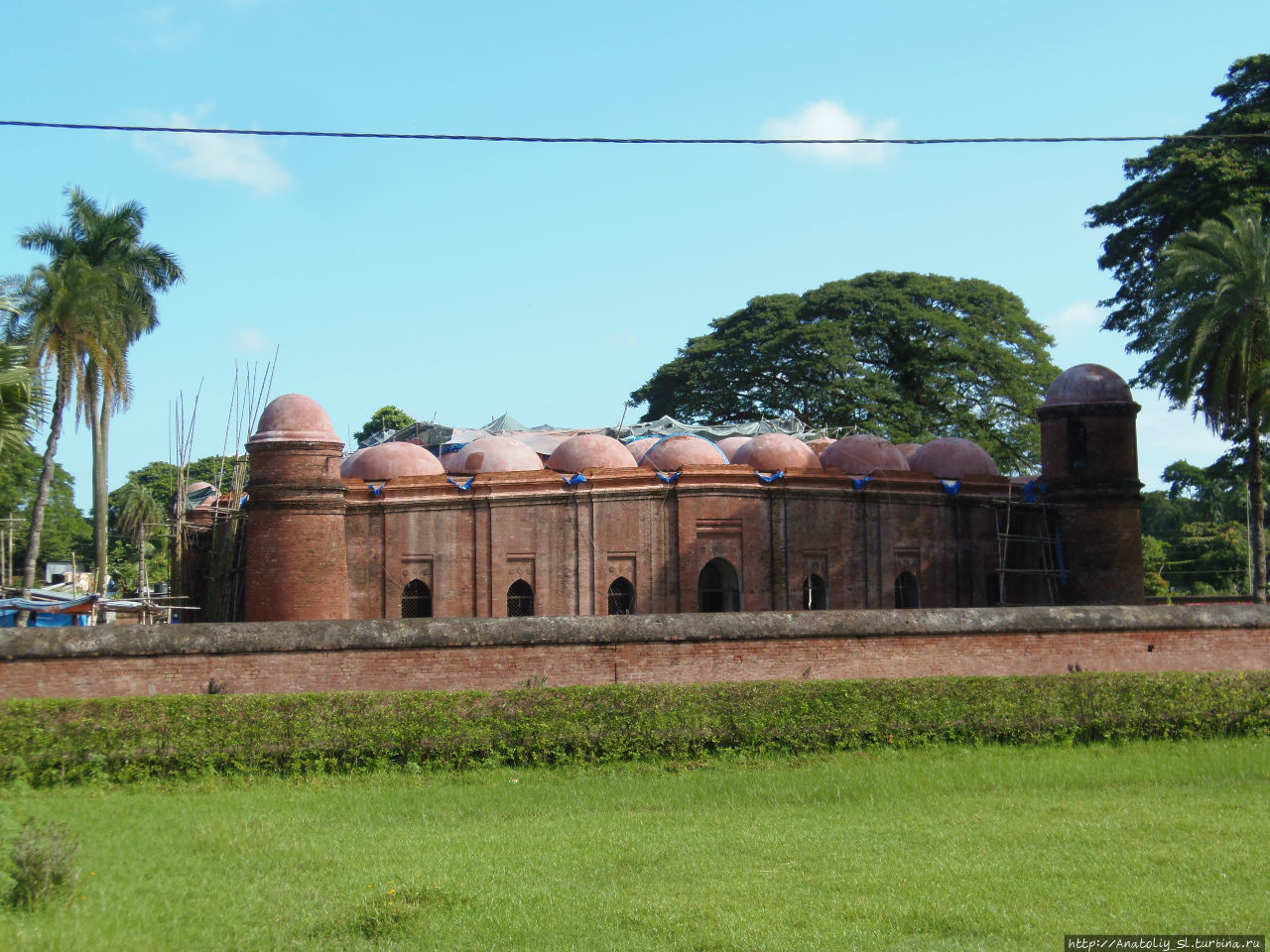 Багерхат. Мечеть Гунбад — мечеть Шестидесяти Куполов. Багерхат, Бангладеш