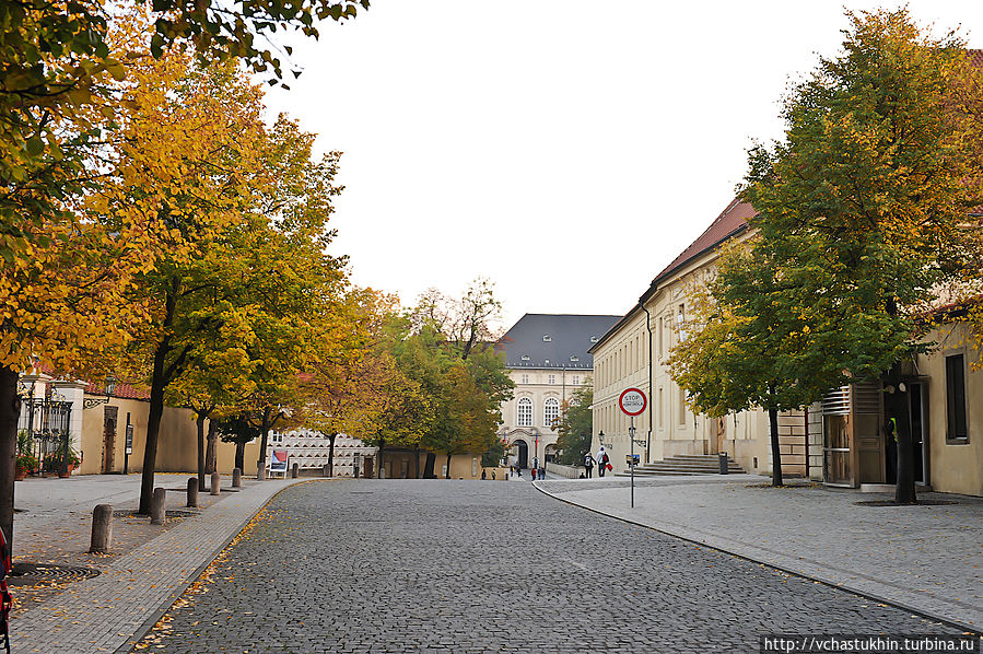 К Пражскому граду. К Пражскому граду.