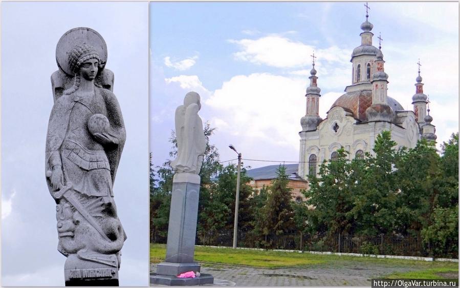 На этом месте в ХYII был поставлен острог и построена Шадринская слобода — начертано на стелле Шадринск, Россия