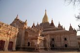 Храм Ананда. Один из самых крупных в Азии, построен в 1091 году и назван по имени одного из главных учеников Будды