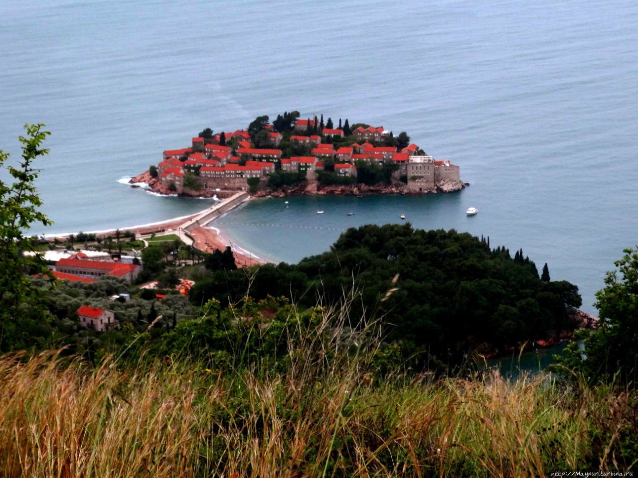 Островок  Свети  Стефана  несколько дней будет сопровождать нас,  медленно  уменьшаясь в размерах. Будва, Черногория