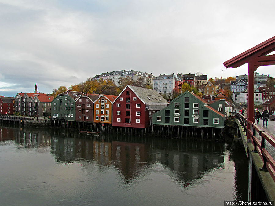 вид с моста на берег Недельвы Тронхейм, Норвегия