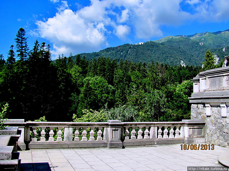Вид с балкона в парке. Вид с балкона в парке.