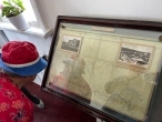 Майнур с большим интересом изучает карту маршрута Чехова через Сибирь на Сахалин!