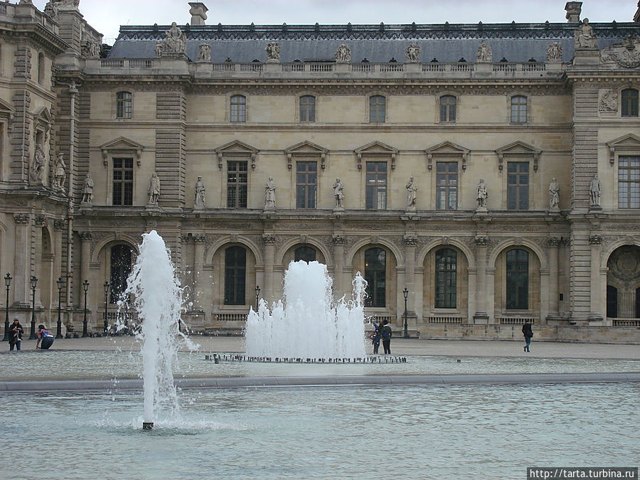 Фонтаны вокруг стеклянной пирамиды Фонтаны вокруг стеклянной пирамиды