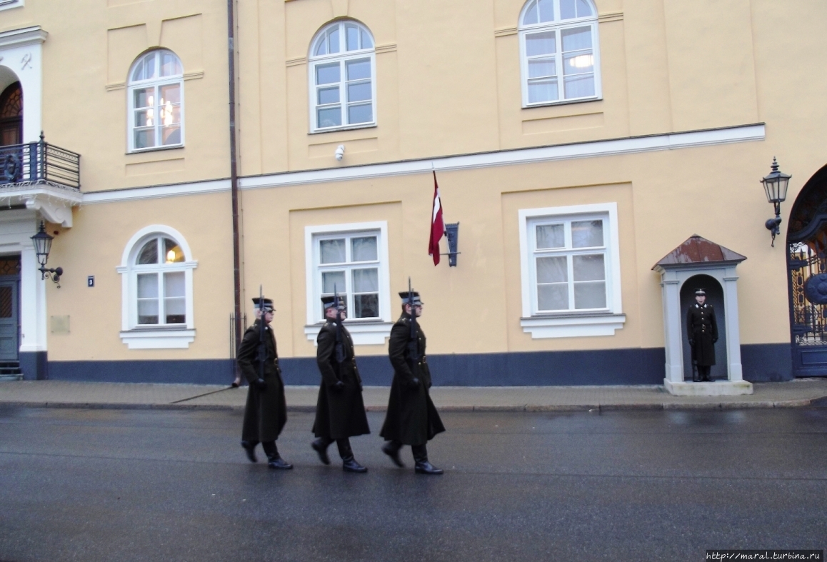 И сразу бонус мне — смена караула у президентской резиденции Рига, Латвия